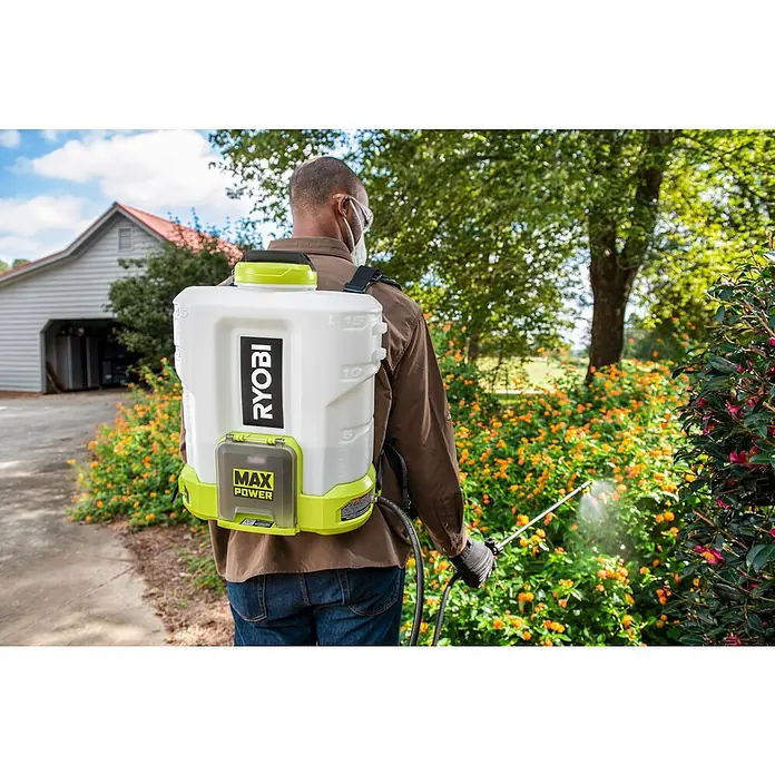 Ryobi Max Power Akku-Drucksprühgerät 36V RY36BPSA-0 - 36 V, Li-Ionen, Ohne Akku, Betriebsdruck: 1,3 bar - 6,4 bar - Der Ryobi Max Power Rückensprüher bei der Arbeit. Ideal für Gartenpflege und Unkrautbekämpfung. Komfort und Effizienz vereint.