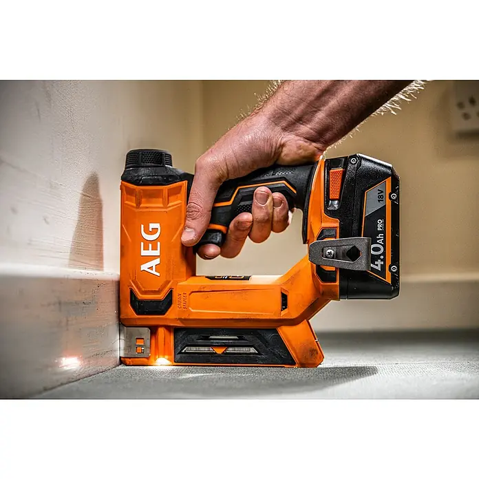 AEG Pro 18V Akku-Tacker B18CS10-0 - 18 V, Ohne Akku, Klammertiefe: 6,35 mm - 14,3 mm - Ein AEG Akku-betriebener Crown Tacker wird an einer Wand verwendet, wobei der Fokus auf dem Werkzeug und seiner Anwendung liegt.