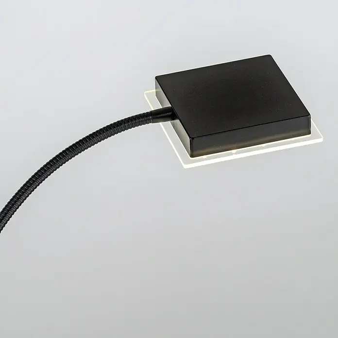 Just Light LED-Stehleuchte Hans - 31,5 W, Höhe: 190 cm, Schwarz, Warmweiß - Nahaufnahme einer modernen Schreibtischlampe mit quadratischem Lampenkopf und flexiblem Arm, ideal für Büro oder Arbeitszimmer.