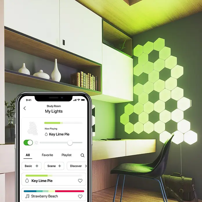 Nanoleaf Erweiterungskit Shapes Hexagons 3 Panels3 Stk., Weiß, RGBW, Hexagons, Smart Home-fähig: Ja - Moderne LED-Wandpaneele mit Smartphone-Steuerung in einem stilvollen Arbeitszimmer, die eine angenehme Atmosphäre schaffen.