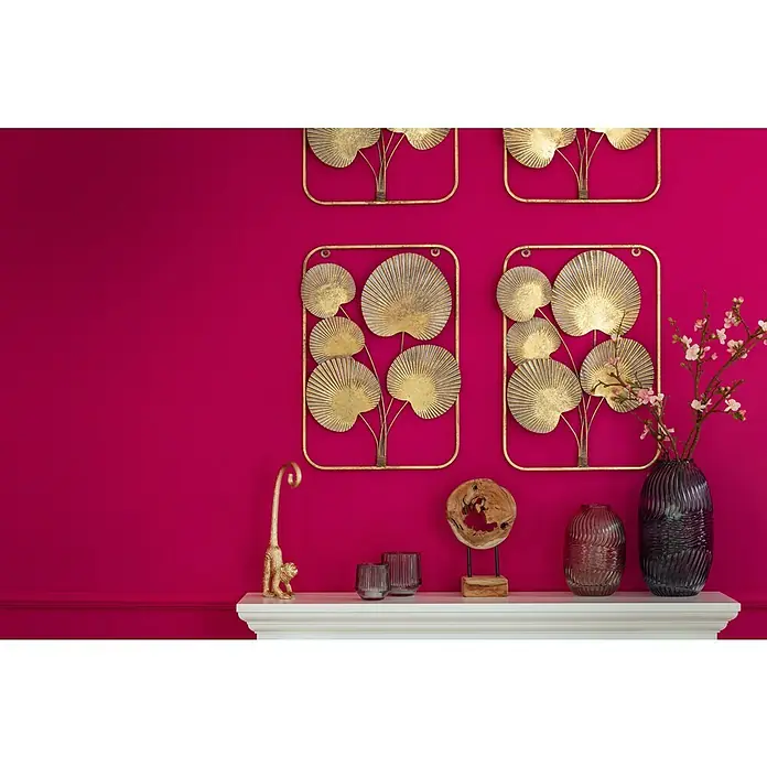 Dekofigur TeakL x B x H: 10 x 16 x 27 cm, Natur, Holz - Wanddekoration mit goldenen Blättern auf einem weißen Regal vor einer fuchsiafarbenen Wand.