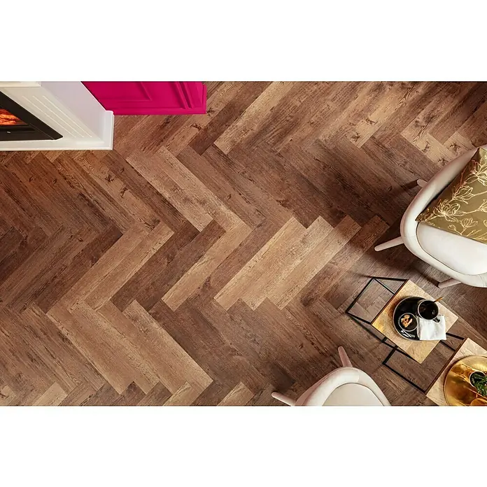 Vinylboden Isocore Inside - Alsace, Fischgrät, 720 x 120 x 8 mm - Ein atemberaubender Blick auf einen Holzboden im Fischgrätmuster, der dem Raum Wärme und Eleganz verleiht. Die verschiedenen Farbnuancen machen ihn einzigartig.