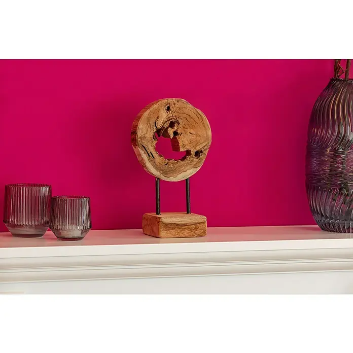Dekofigur TeakL x B x H: 10 x 16 x 27 cm, Natur, Holz - Dekorative Holzskulptur mit kreisförmigem Ausschnitt, ergänzt durch gerippte Glasvasen und eine elegante Vase, vor einem leuchtend pinkfarbenen Hintergrund.