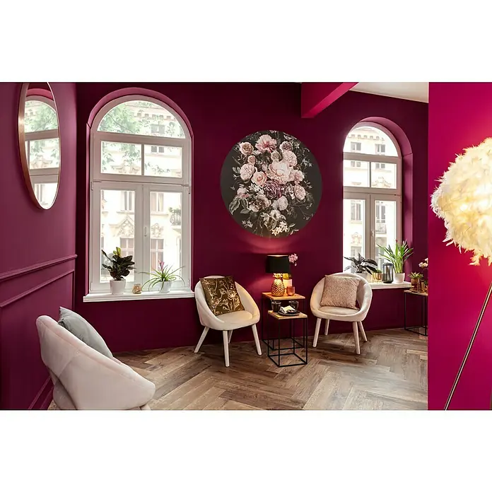 Rahmenspiegel Levi - Durchmesser: 60 cm, Gold, Metall - Ein gemütliches Wohnzimmer mit einem runden Blumenbild an der Wand, umgeben von stilvollen Möbeln und warmen Farbtönen. Der Raum strahlt Eleganz aus.