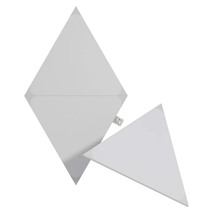 Nanoleaf Erweiterungskit Shapes Triangles 3 Panels - Weiß, RGBW, Triangles, Smart Home-fähig: Ja - Nahaufnahme von zwei dreieckigen Nanoleaf-Lichtpaneelen, die ein modernes, modulares Beleuchtungssystem für jeden Raum bieten.