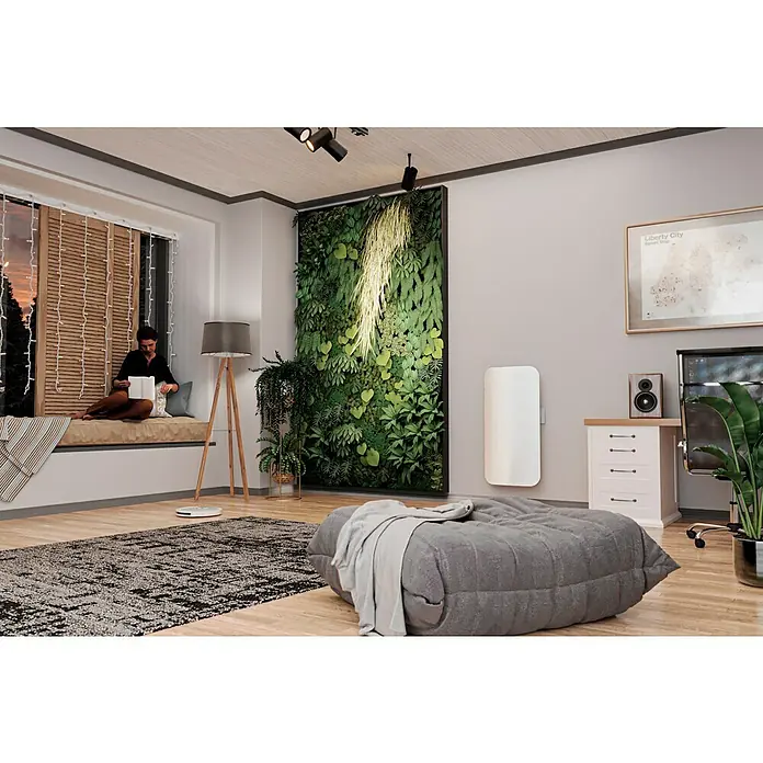 ClimaStar Speichersteinheizung WiFi Curve - Raumgröße bis ca. 18 m², Pearl White - Ein stilvolles Wohnzimmer mit einer grünen Wand und einem Heizpaneel, das für Wärme und Komfort sorgt. Die perfekte Ergänzung für Ihr Zuhause!
