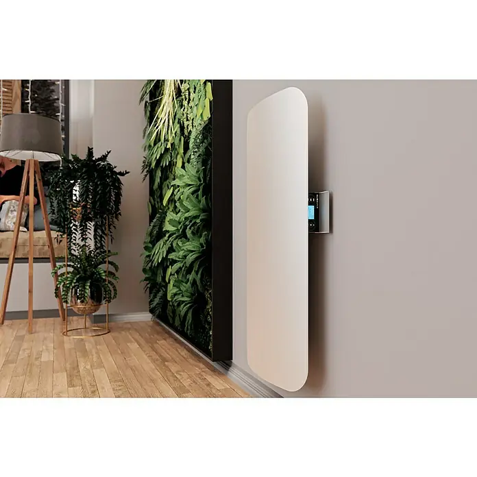 ClimaStar Speichersteinheizung WiFi Curve - Raumgröße bis ca. 18 m², Pearl White - Ein weißer Infrarotheizkörper hängt an einer hellen Wand, neben einer vertikalen Bepflanzung, sorgt für eine elegante und energieeffiziente Raumerwärmung.