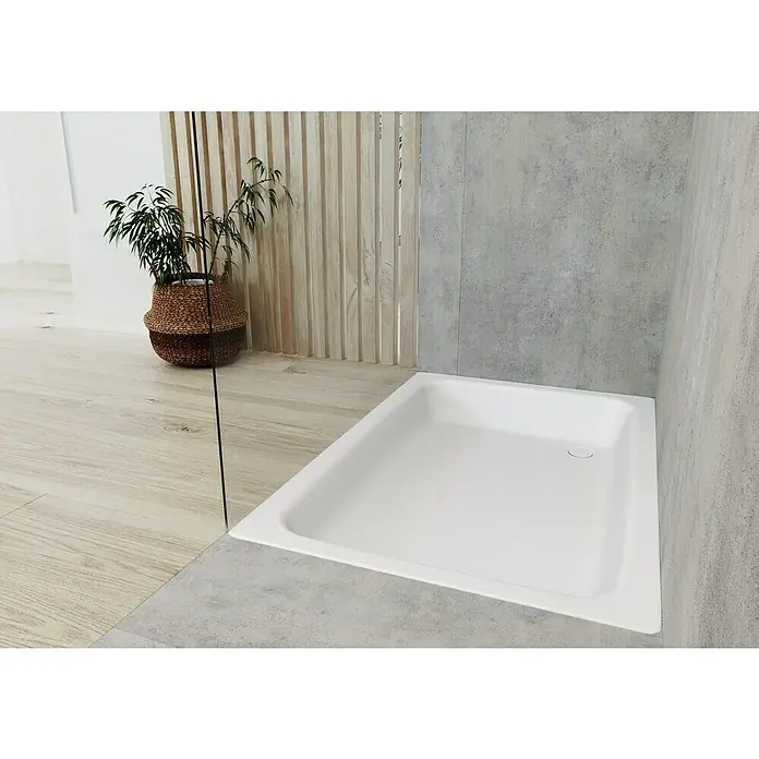 Kaldewei Duschwanne Sanidusch 539 - L x B: 90 x 70 cm, Stahl, Weiß - Ein weißes Duschbecken vor einer grauen Wand, mit Holzboden und einer Pflanze im Hintergrund, die die moderne und stilvolle Badezimmergestaltung hervorhebt.