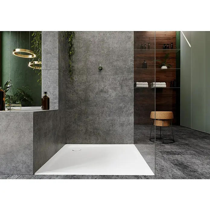 Kaldewei Duschwanne Superplan Classic 390-2 - L x B: 90 x 90 cm, Stahl, Weiß, Wannenträger - Elegantes Badezimmerdesign mit schiefergrauer Dusche, weißen Duschelementen und modernen Akzenten wie einer Holzwand mit Glasregalen.