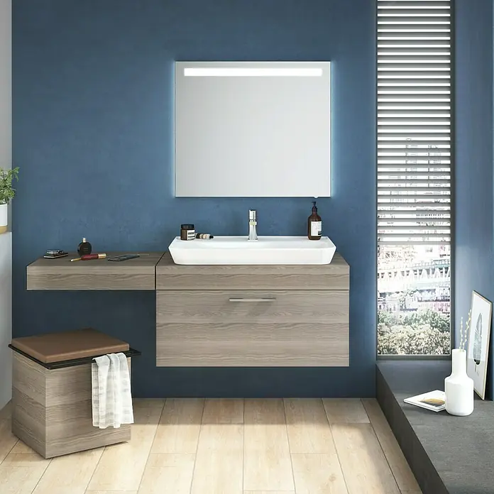 Camargue LED-Lichtspiegel Cube/Loft80 x 70 cm - Ein modernes Badezimmer-Interieur mit einem schwebenden Waschtisch mit einer Holzmaserung und einem quadratischen Spiegel mit Beleuchtung.