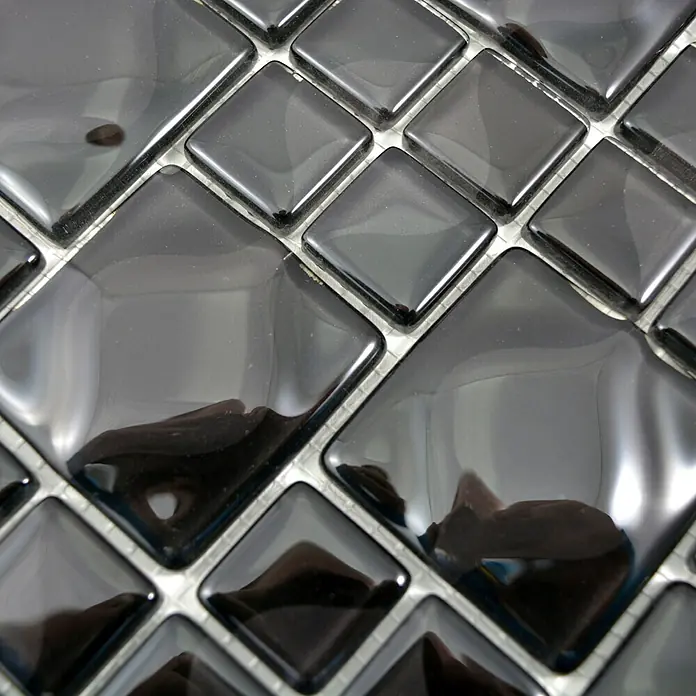 Mosaikfliese Quadrat WAVY 0530 x 30 cm, Schwarz, Glänzend - Nahaufnahme von schwarzen quadratischen Glasmosaikfliesen. Die glänzenden Oberflächen reflektieren Licht und verleihen eine elegante Note.