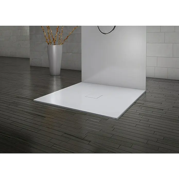 Kaldewei Duschwanne Conoflat 783-1 - L x B: 90 x 90 cm, Stahl, Weiß - Das Bild zeigt eine moderne, ebenerdige Duschwanne mit Ablauf in einem stilvollen Badezimmer. Die Duschwanne ist weiß und fügt sich nahtlos in den Raum ein.