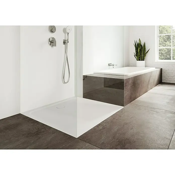 Kaldewei Duschwanne Cayonoplan 2254-1 - L x B: 90 x 90 cm, Stahl, Weiß - Modernes Badezimmer mit ebenerdiger Dusche, grauen Fliesen und einer freistehenden Badewanne unter einem Fenster mit Tageslicht.