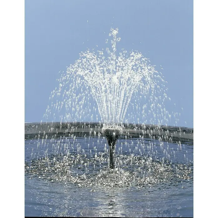 Ubbink Wasserspielpumpe Elimax 1000 - 15 W, Max. Förderhöhe: 145 cm - Aufnahme eines Springbrunnens, dessen Wasserfontäne gegen einen strahlend blauen Himmel aufsteigt und im Sonnenlicht glitzert.