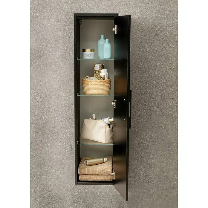 Camargue Stella K Midischrank - 31,2 x 32,5 x 121,4 cm, Schwarz, DIN Anschlag: Rechts - Offener Badezimmerschrank mit Glasböden, gefüllt mit Pflegeprodukten, Handtüchern und Accessoires vor einem grauen Hintergrund.