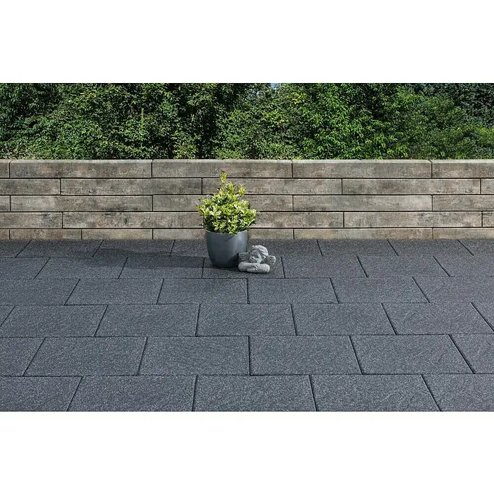 Diephaus Palisade / Mauerstein Laredo Meso - 80 x 12,5 x 12,5 cm, Muschelkalk, Beton - Garten mit Pflastersteinen und einer kleinen Engelsfigur.