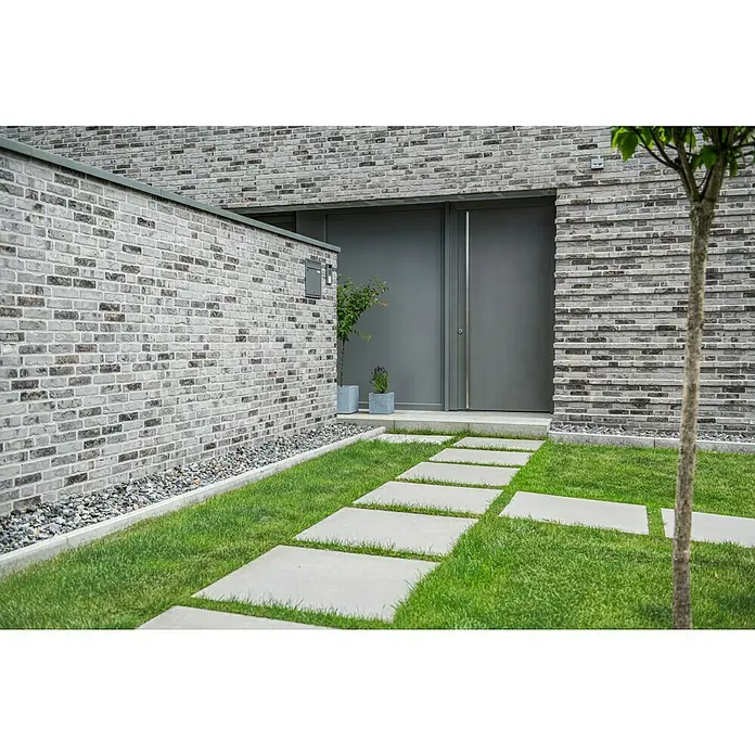 Diephaus Gehwegplatte - 50 x 50 x 4 cm, Grau, Beton - Modernes Haus mit grauen Backsteinen und einem gepflasterten Weg. Das Gebäude hat eine graue Tür und einen kleinen Baum im Vorgarten.