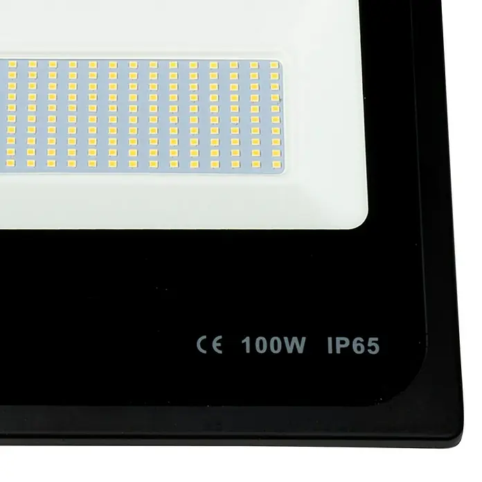 Alverlamp Proyector LED LMN - 100 W, L x An x Al: 28,5 x 5 x 24 cm, Negro, Blanco neutro - Primer plano de una luz LED 100W IP65, con diodos cuadrados sobre una superficie blanca contra un fondo negro.