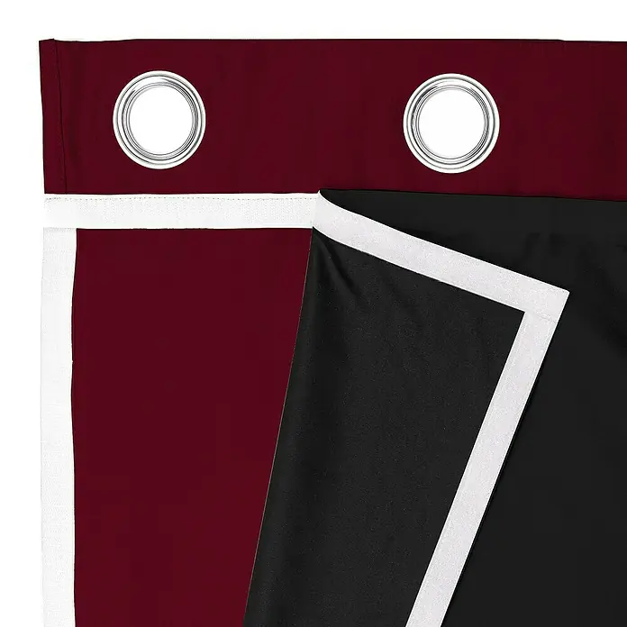 Forro térmico Isola - 140 x 250 cm, 100% poliéster, Negro - Primer plano de una cortina opaca con ojales y borde blanco, diseñada para ofrecer privacidad y oscurecimiento de la habitación.