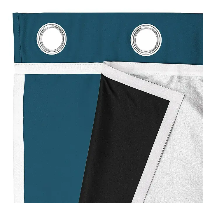 Forro térmico Fresca - 140 x 250 cm, 100% poliéster, Negro/Plateado - Primer plano de una cortina opaca con ojales, que muestra un frente azul, una capa intermedia negra y un respaldo plateado.