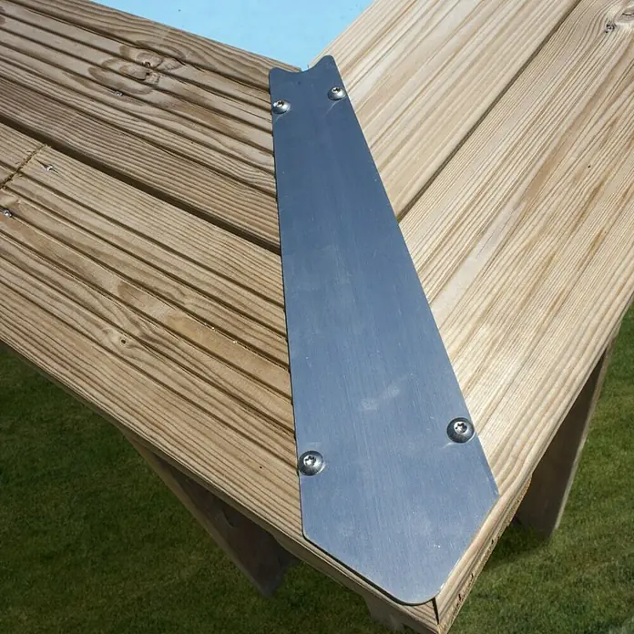 Gre Piscina de madera Avocado - L x An x Al: 656 x 456 x 131 cm, Natural, 24.700 l - Ángulo metálico fijado a una terraza de madera, reforzando y estabilizando la estructura. Construcción duradera para conexiones de larga duración.