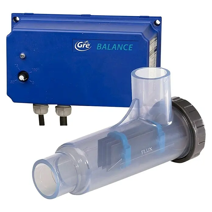 Gre Clorador salino Salt Balance - Específico para: Volumen de agua de 55 m³ - El dispositivo de tratamiento de agua Gre BALANCE para piscinas, con unidad de control azul y celda de flujo transparente.