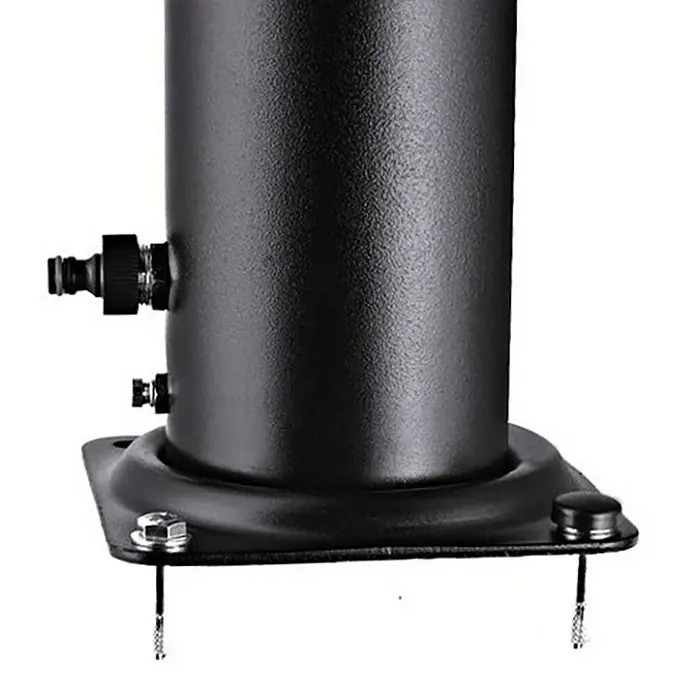 Gre Ducha solar 32 L - Altura: 210 cm, Aluminio, Negro, 32 l - Primer plano de un poste metálico negro con base y fijaciones, ideal para aplicaciones exteriores.