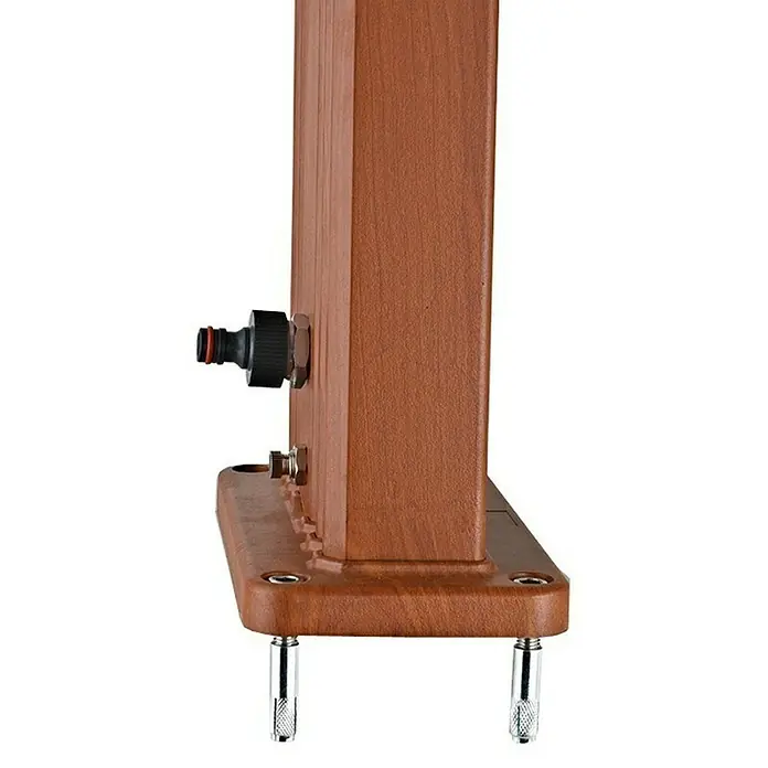 Gre Ducha solar 32 L - Altura: 225 cm, Aluminio, Marrón, 32 l - Primer plano de un poste de jardín cuadrado marrón con conexión de grifo de agua y anclajes metálicos.