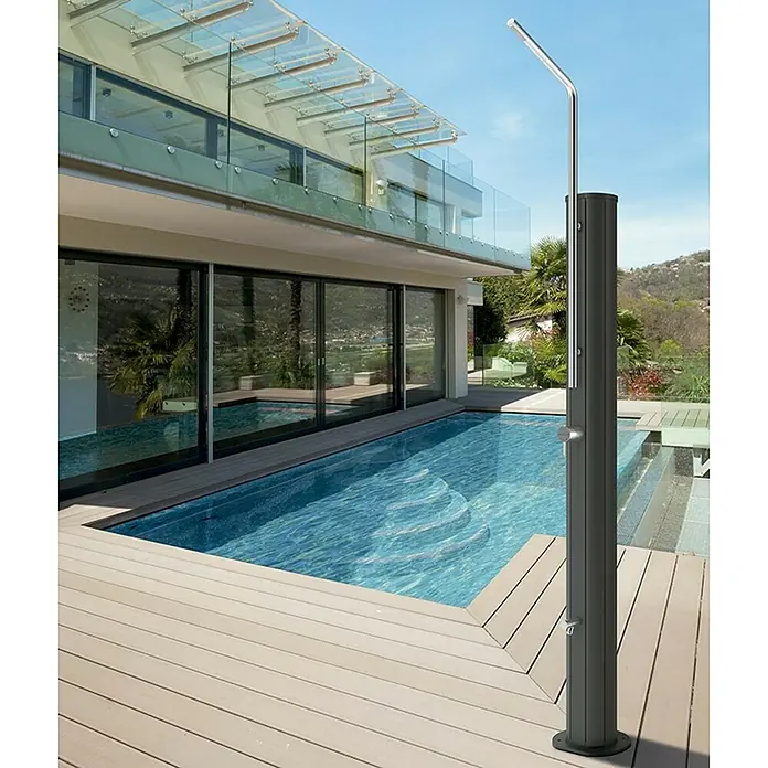 Gre Ducha solar 30 L - Altura: 220 cm, Acero inoxidable, Negro/plateado, 30 l - Ducha moderna de exterior de metal junto a una piscina. El diseño es elegante y complementa la casa moderna al fondo.