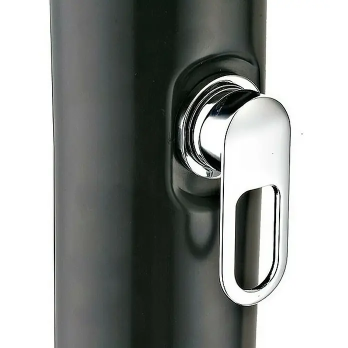 Gre Ducha solar 25 L - Altura: 220 cm, Plástico, Negro, 25 l - Primer plano de una columna negra con una palanca de metal plateada, creando un contraste elegante.