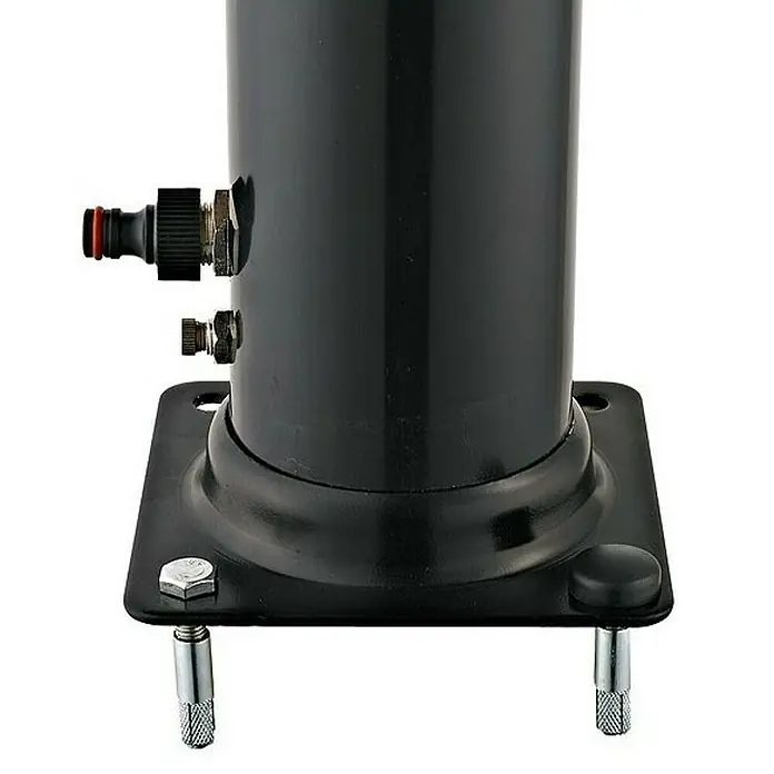 Gre Ducha solar 25 L - Altura: 220 cm, Plástico, Negro, 25 l - La imagen muestra un elemento de grifo de agua negro montado sobre una base cuadrada con tornillos, ideal para uso exterior.