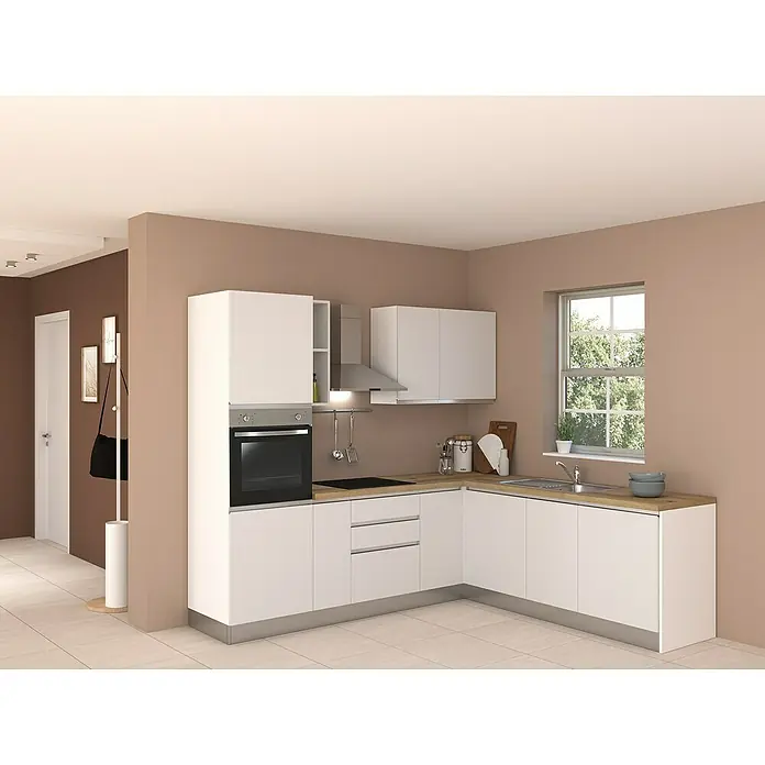 Marinelli Cucine Vormontierte Winkelküche Luce - B x T: 250 x 225 cm, Weiß, Mit Elektrogeräten, Spüle rechts - Helle Küche mit weißen Einbauschränken und hellem Holzboden, die eine freundliche und moderne Atmosphäre schafft. Fenster sorgt für Tageslicht.