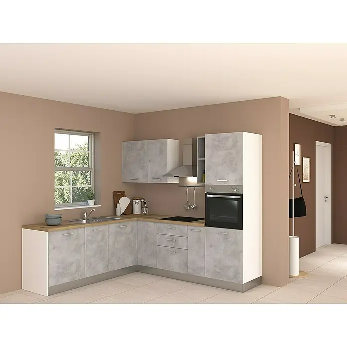 Marinelli Cucine Vormontierte Winkelküche Cassiopea - B x T: 250 x 225 cm, Hellgrau, Mit Elektrogeräten, Spüle links - Eine moderne Küche in Grautönen mit einer hellen Arbeitsplatte und einem Edelstahlspülbecken unter einem Fenster. Der Küchenstil ist minimalistisch.