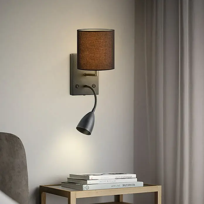Home Sweet Home Wandleuchte Read - 10 W, L x B x H: 17 x 11 x 16,5 cm, Schwarz - Wandlampe mit braunem Lampenschirm und verstellbarem LED-Leselicht, montiert über einem kleinen Tisch mit Büchern für eine gemütliche Atmosphäre.