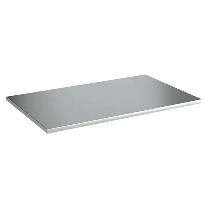 Schulte Stahlfachboden - L x B: 80 x 50 cm, Silber, 2 Stk. - Nahaufnahme einer rechteckigen, grauen, glänzenden Edelstahlplatte. Diese ist einseitig beleuchtet und steht auf einer dunklen Oberfläche.