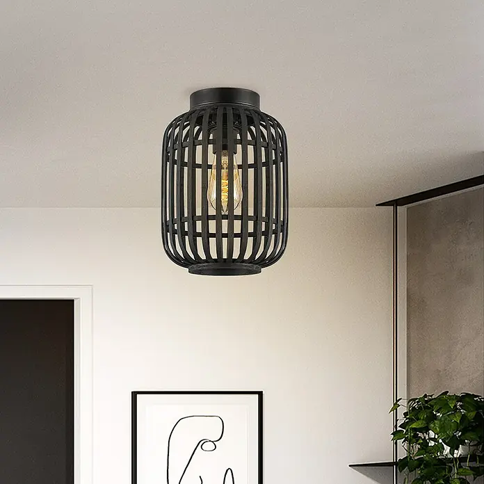 Home Sweet Home Bamboo Deckenleuchte10 W, L x B x H: 21,5 x 21,5 x 30 cm, Schwarz, E27 - Nahaufnahme einer schwarzen Deckenleuchte im Laternenstil mit Glühbirne, die ein gemütliches Licht in einem modernen Interieur verbreitet.