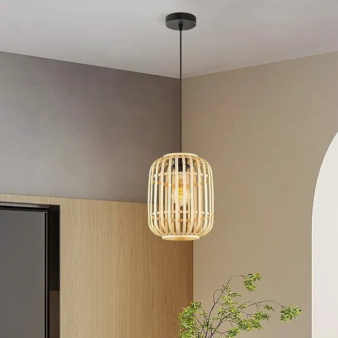 Home Sweet Home Bamboo Pendelleuchte - 10 W, L x B x H: 21,5 x 21,5 x 131 cm, Natur, E27 - Nahaufnahme einer modernen Pendelleuchte mit einem Lampenschirm aus hellem Holz und einer Edison-Glühbirne.