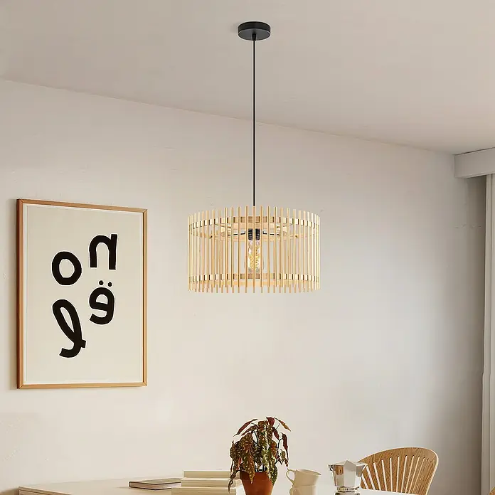 Home Sweet Home Bamboo Pendelleuchte rund - 10 W, Ø x H: 40 x 126 cm, Natur, E27 - Eine moderne Pendelleuchte mit einem zylindrischen Lampenschirm aus hellem Holz, hängt zentral im Raum.