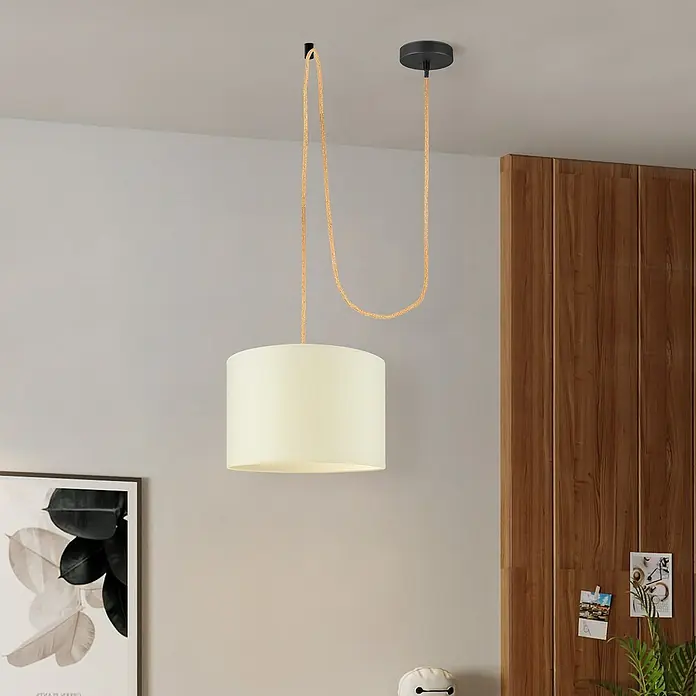 Home Sweet Home Pendelleuchte Fabric - 10 W, L x B x H: 10 x 10 x 230 cm, Natur, E27 - Eine moderne Pendelleuchte mit einem cremefarbenen Lampenschirm und einem goldenen Kabel hängt von der Decke.