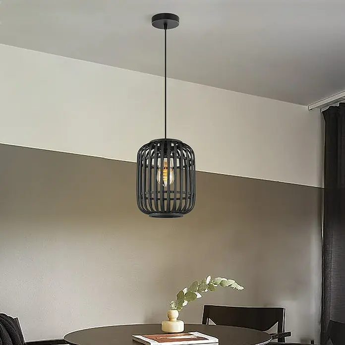 Home Sweet Home Bamboo Pendelleuchte - 10 W, L x B x H: 21,5 x 21,5 x 131 cm, Schwarz, E27 - Elegante Hängeleuchte mit schwarzem Lampenschirm aus Bambusstäben und warm leuchtender Glühbirne für stimmungsvolle Beleuchtung.