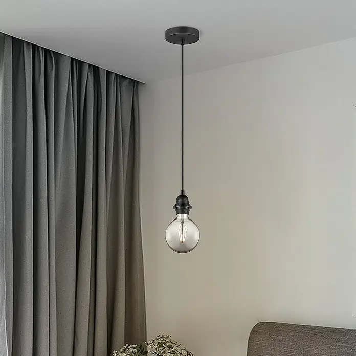 Home Sweet Home Pendelleuchte Fabric - 10 W, L x B x H: 10 x 10 x 230 cm, Schwarz, E27 - Deckenleuchte mit einer runden, rauchgrauen Edison-Glühbirne, die von einer schwarzen Fassung gehalten wird und für stimmungsvolles Licht sorgt.