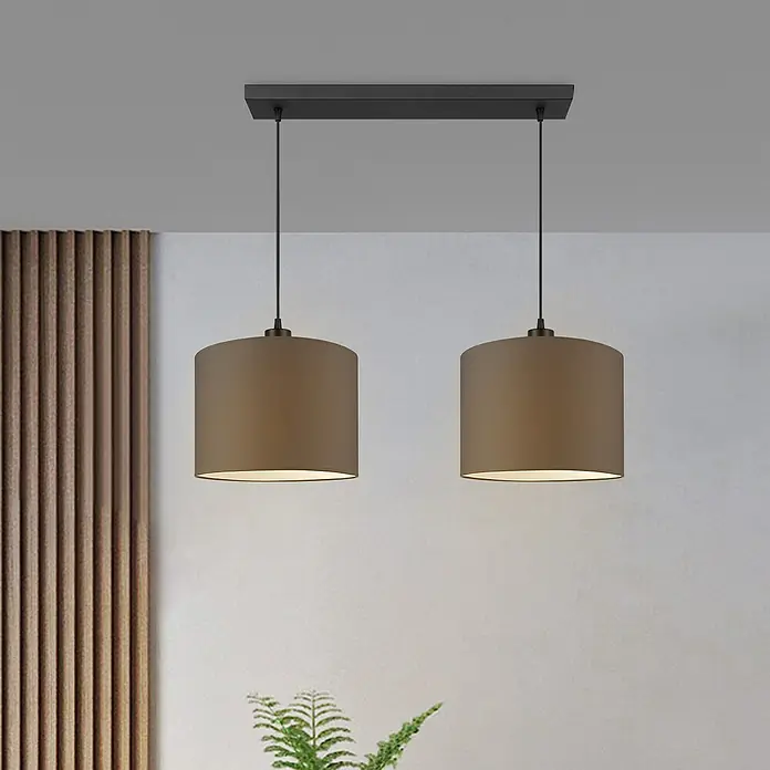 Home Sweet Home Pendelleuchte Beam - 10 W, L x B x H: 9,5 x 55 x 112,5 cm, Schwarz, E27 - Zwei braune Hängelampen mit zylindrischen Lampenschirmen, die von einer rechteckigen Deckenhalterung hängen, sorgen für stimmungsvolle Beleuchtung.