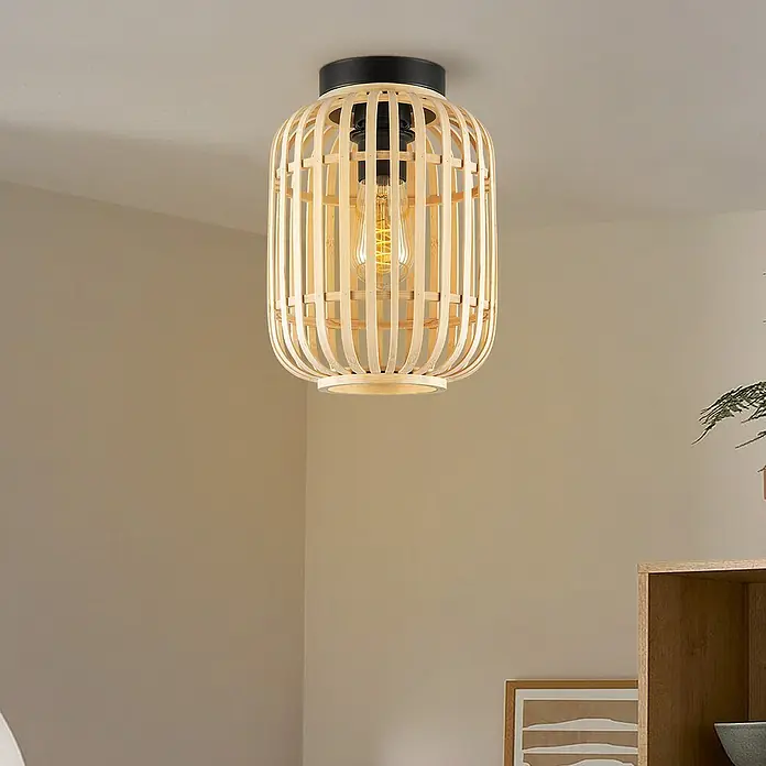 Home Sweet Home Bamboo Deckenleuchte - 10 W, L x B x H: 21,5 x 21,5 x 30 cm, Natur, E27 - Blick auf eine dekorative Deckenleuchte mit einem Lampenschirm aus Holzlatten und einem schwarzen Deckenbaldachin.