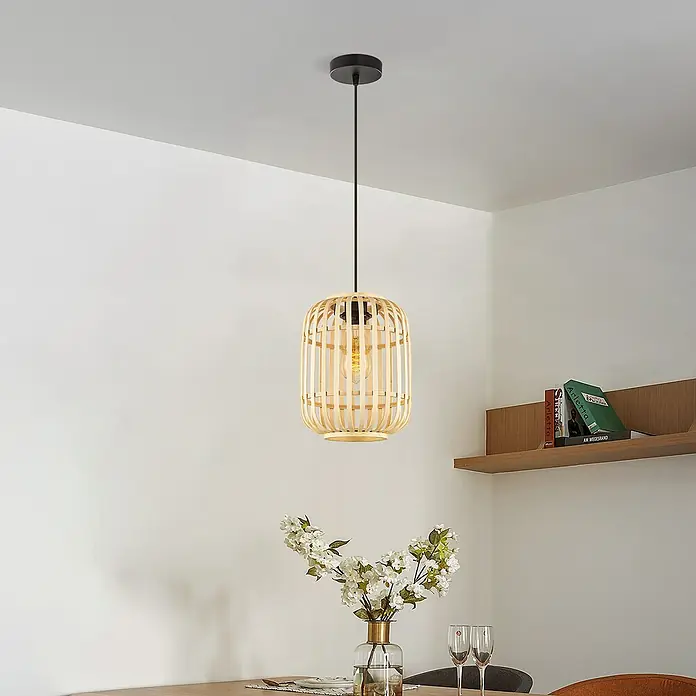 Home Sweet Home Bamboo Pendelleuchte10 W, L x B x H: 21,5 x 21,5 x 131 cm, Natur, E27 - Elegante Pendelleuchte mit einem Lampenschirm aus hellem Holzgeflecht, die warmes Licht in den Raum wirft.