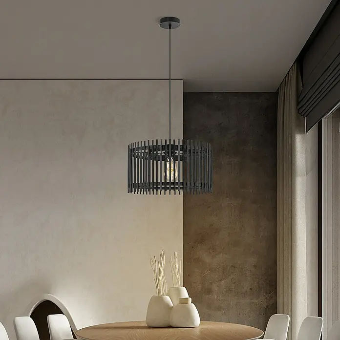 Home Sweet Home Bamboo Pendelleuchte rund - 10 W, Ø x H: 40 x 126 cm, Schwarz, E27 - Eine moderne Hängelampe mit einem zylindrischen Schirm aus schwarzen Metallstäben, die ein warmes, einladendes Licht ausstrahlt.