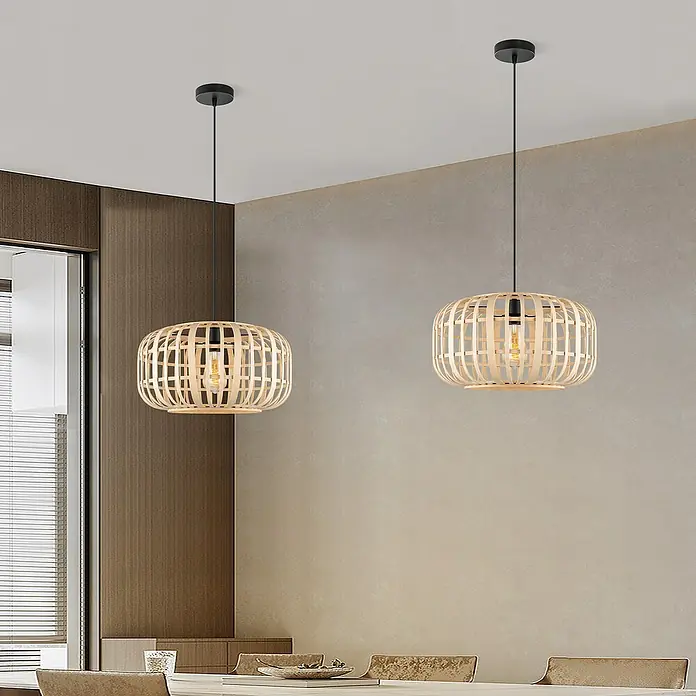 Home Sweet Home Bamboo Pendelleuchte - 10 W, L x B x H: 40 x 40 x 126 cm, Natur, E27 - Zwei hölzerne Pendelleuchten mit schwarzem Aufhänger und glühenden Edison-Glühbirnen in einem eleganten Esszimmer.