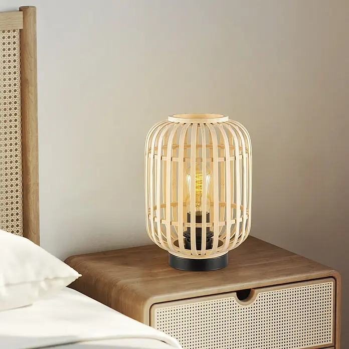 Home Sweet Home Bamboo Tischleuchte - 10 W, L x B x H: 21,5 x 21,5 x 30 cm, Natur, E27 - Nahaufnahme einer Tischleuchte aus Holz auf einem Nachttisch, die eine gemütliche und natürliche Atmosphäre schafft.