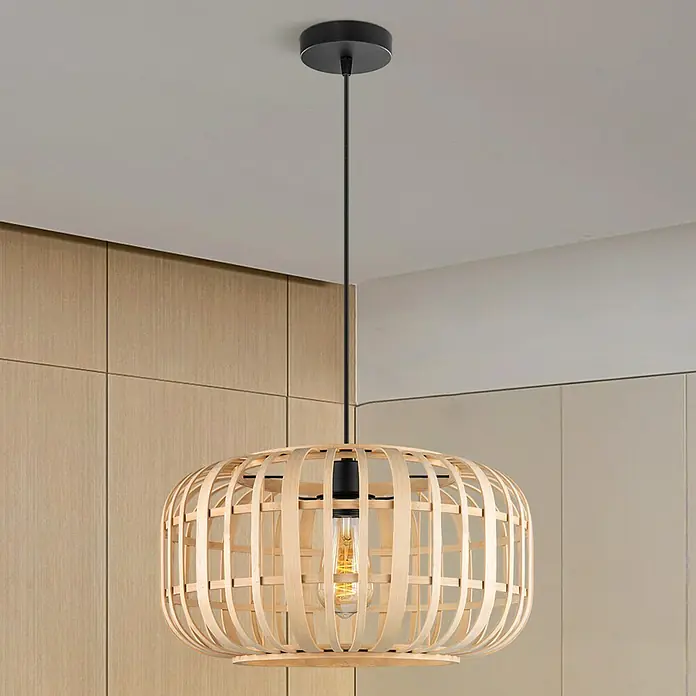 Home Sweet Home Bamboo Pendelleuchte - 10 W, L x B x H: 40 x 40 x 126 cm, Natur, E27 - Eine moderne Pendelleuchte mit einem Lampenschirm aus hellem Holz und einer Edison-Glühbirne, die warmes Licht spendet.