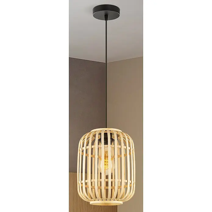 Home Sweet Home Bamboo Pendelleuchte - 10 W, L x B x H: 21,5 x 21,5 x 131 cm, Natur, E27 - Nahaufnahme einer Hängelampe mit einem Lampenschirm aus hellem Holz und einer Glühbirne im Inneren, die von der Decke hängt.
