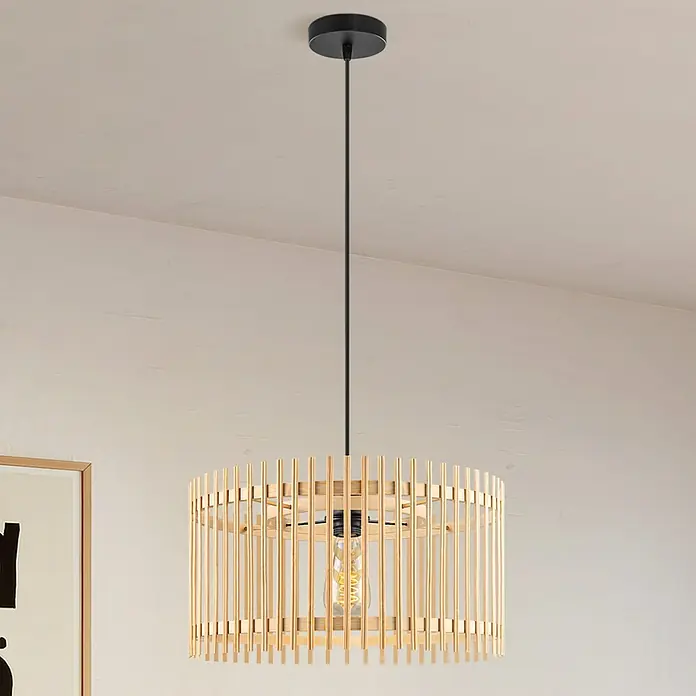 Home Sweet Home Bamboo Pendelleuchte rund - 10 W, Ø x H: 40 x 126 cm, Natur, E27 - Elegante Pendelleuchte mit einem Lampenschirm aus Holzstäben, der ein warmes, einladendes Licht erzeugt, und einer schwarzen Aufhängung.